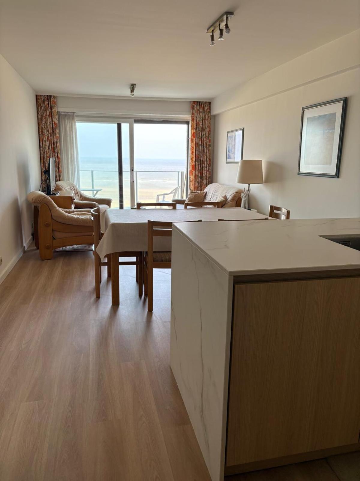 Ruim appartement met zeezicht in Westende Middelkerke Buitenkant foto